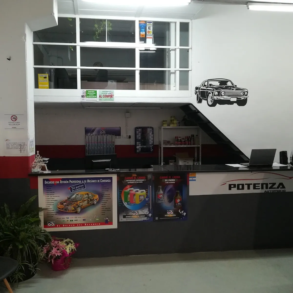 Recepción del taller con el logotipo de Potenza Automoció