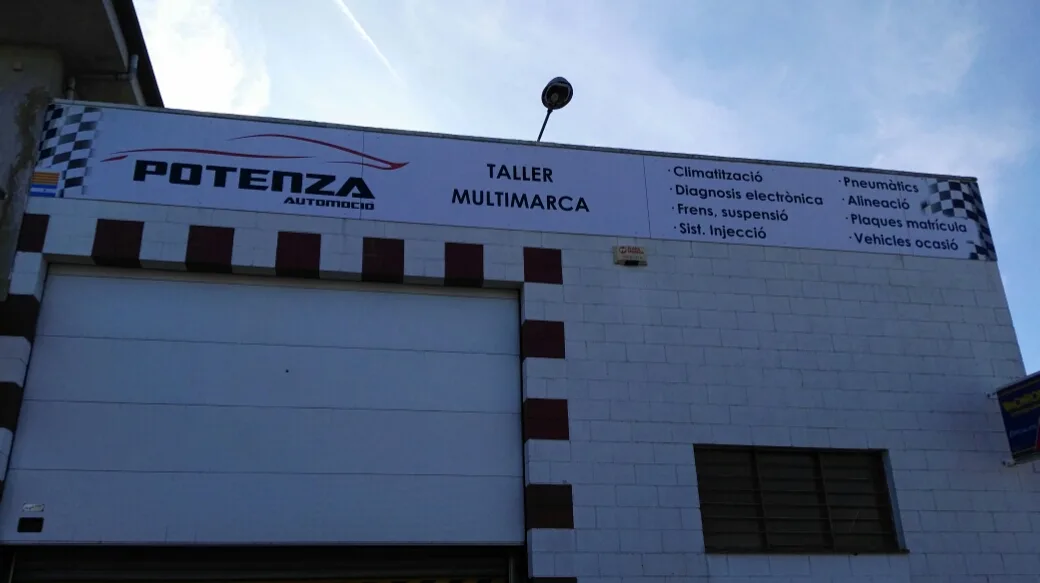 Rótulo de la fachada de Potenza Automoció con los servicios del taller